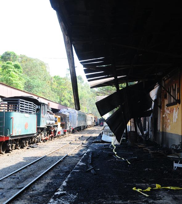 Fogo atinge Estação Carlos Gomes