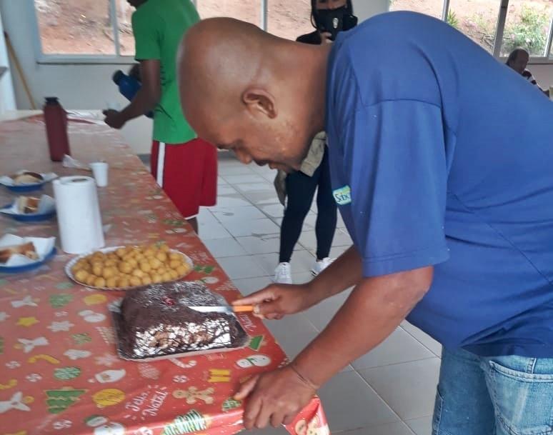 Morador de rua ganha bolo de aniversário de Guardas Municipais em Itatiba