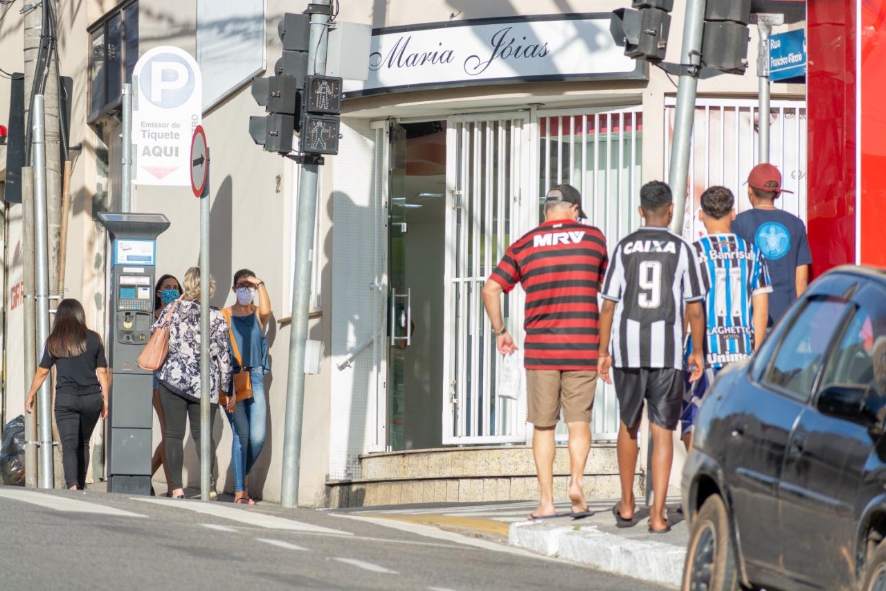 Nova queda nos registros de covid-19 provoca incerteza sobre comportamento da pandemia