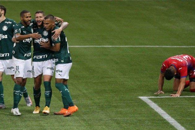 Palmeiras encerra série negativa, goleia e tem melhor campanha da Libertadores