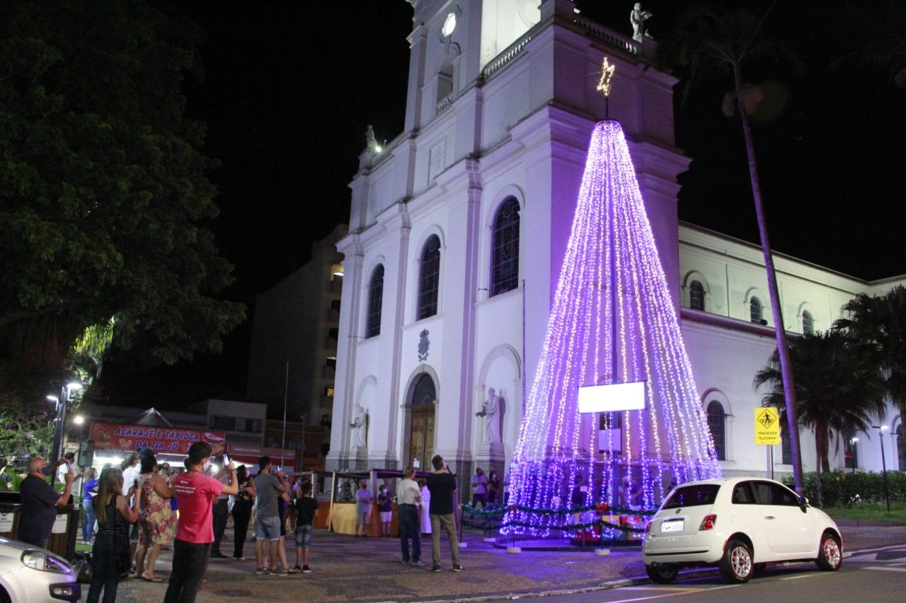 Árvore de Natal da Praça da Bandeira é inaugurada