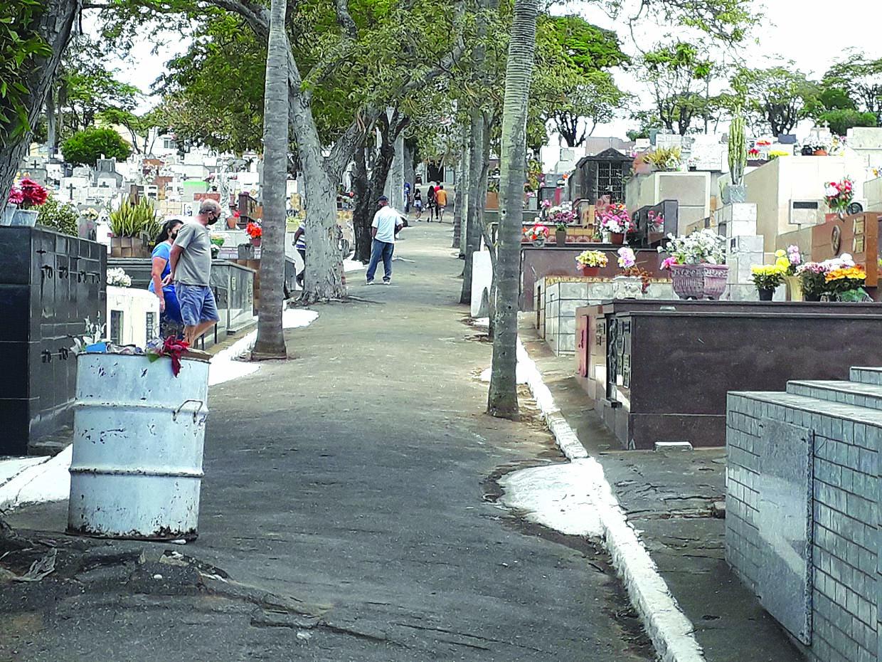 Cemitérios registram movimento tranquilo e seguro