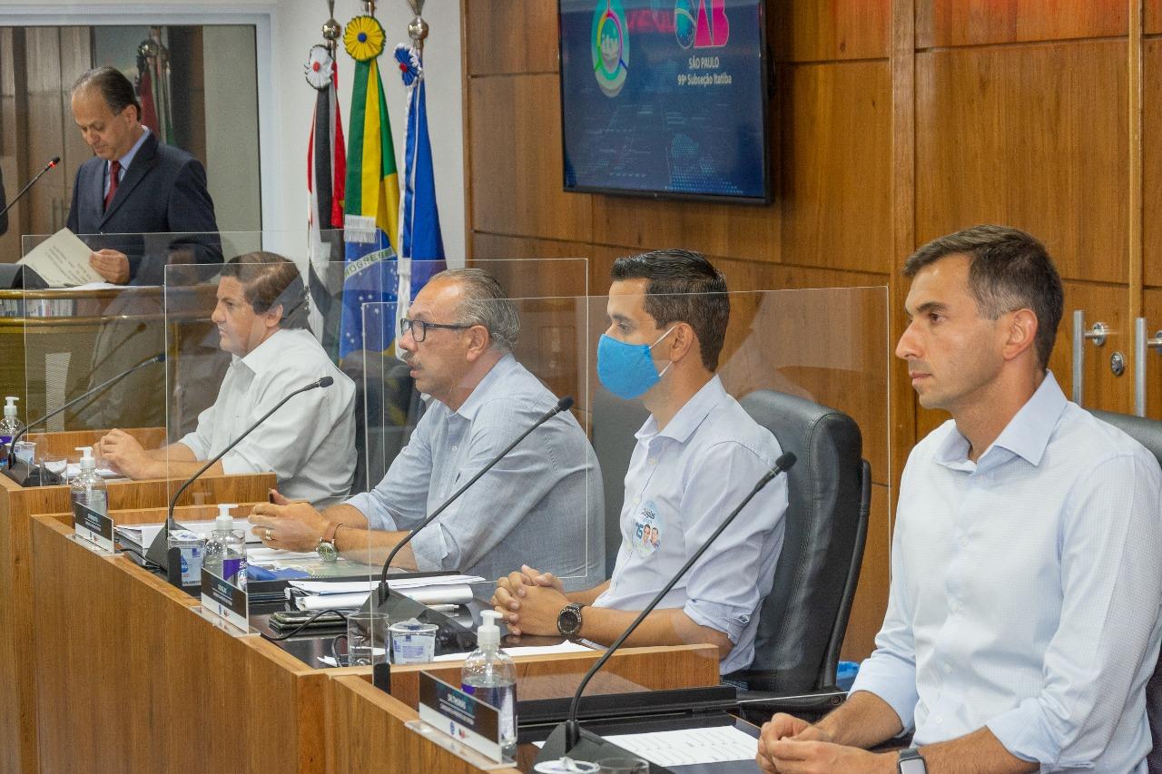 Postulantes ao cargo de prefeito discutem planos de governo