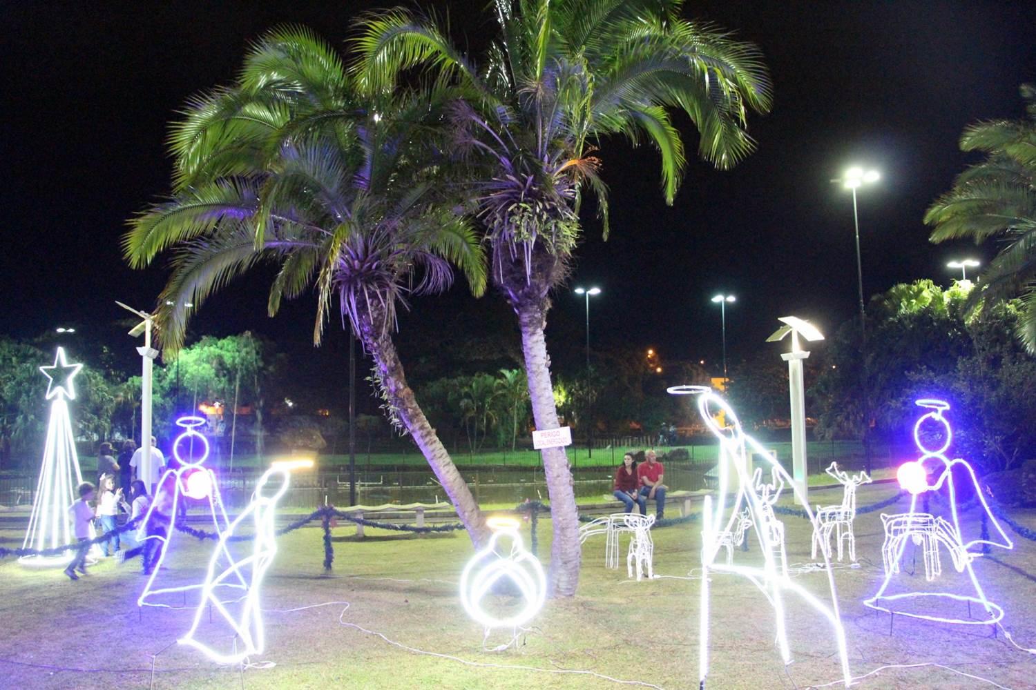 Acendimento de luzes marca a abertura do Natal Encantado