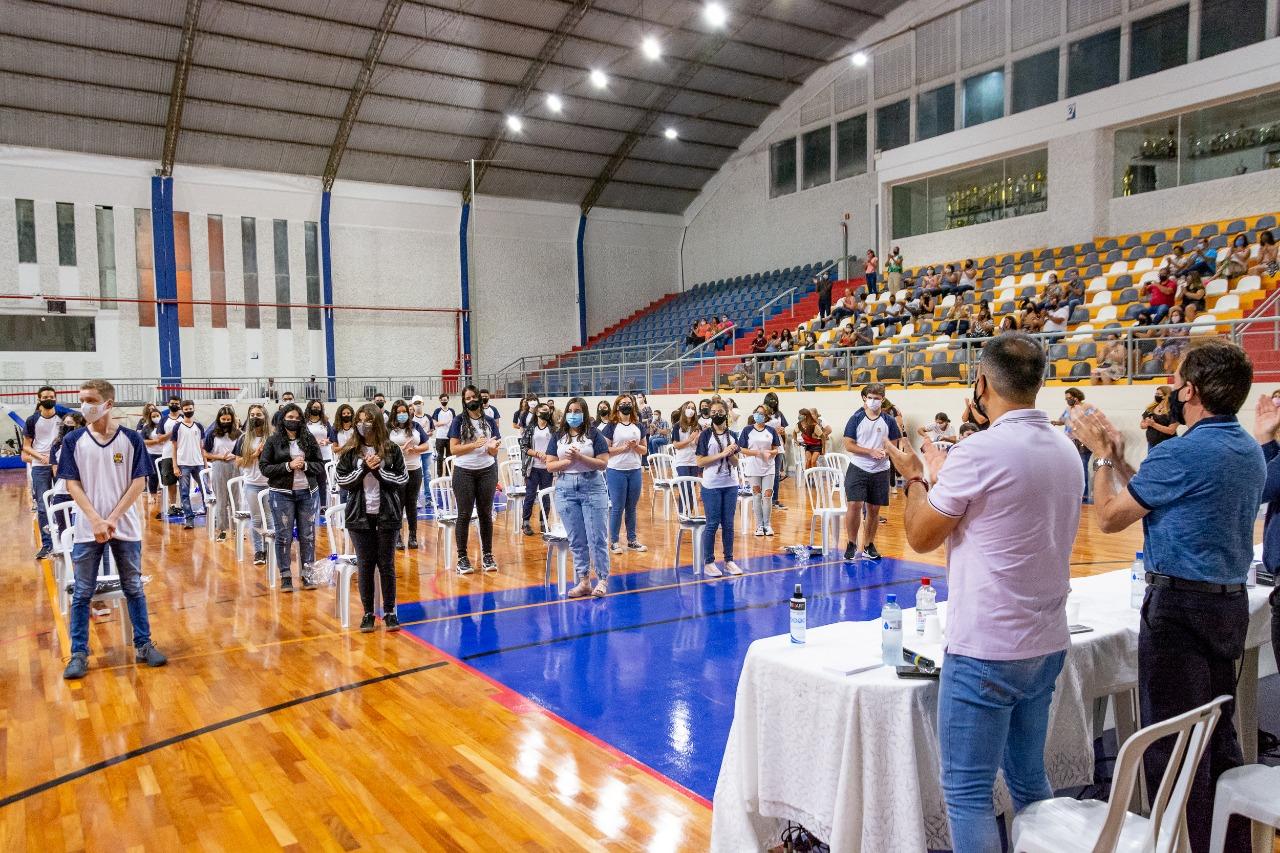 Alunos das escolas públicas são premiados com bolsas de estudos