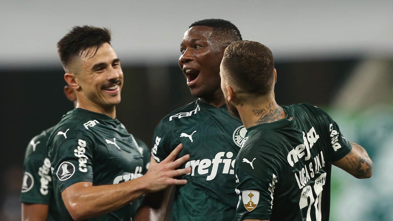 Com brilho de Gabriel Veron, Palmeiras goleia o Delfín e avança na Libertadores