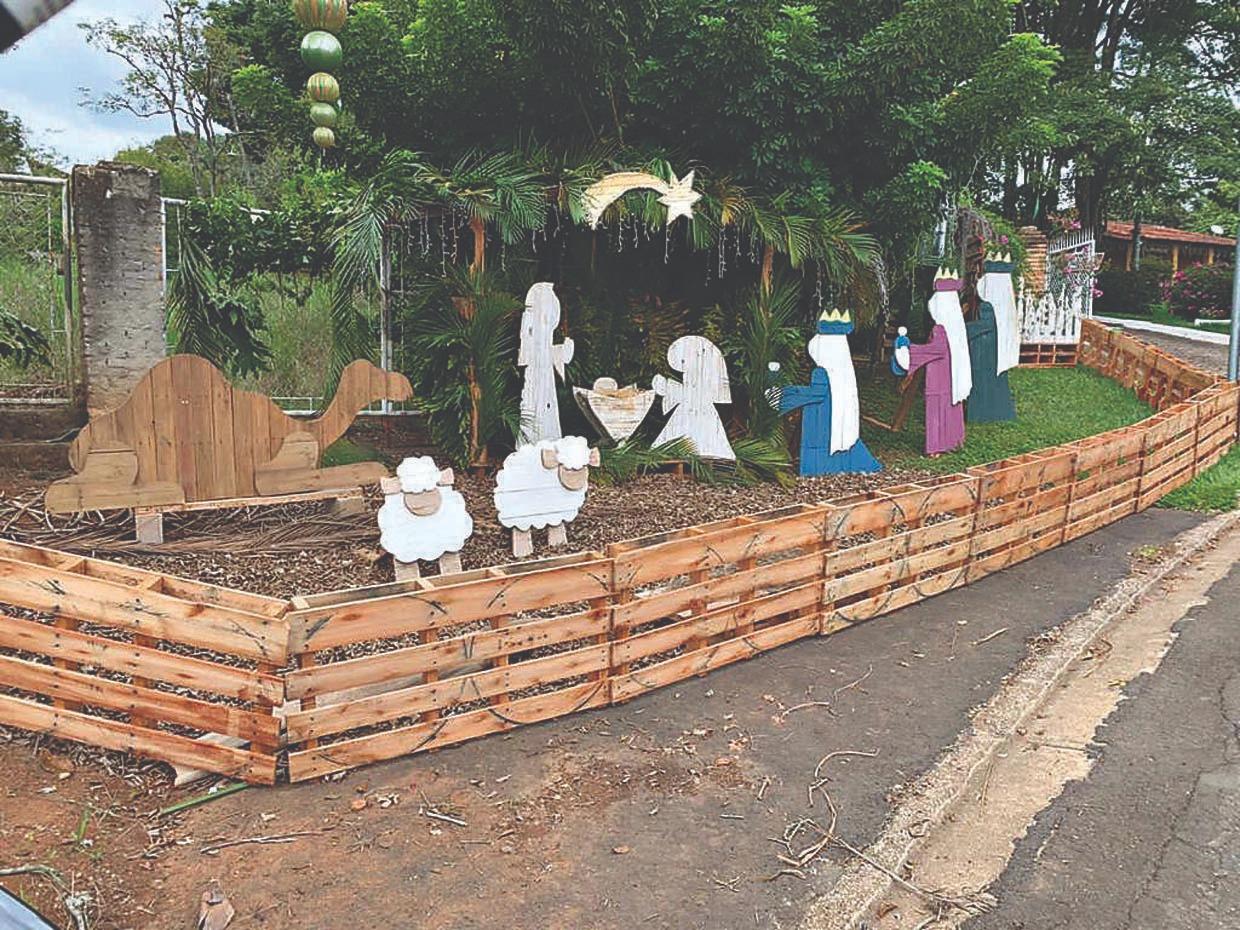 Moradores do Encosta do Sol criam Vila Natalina com material reciclável