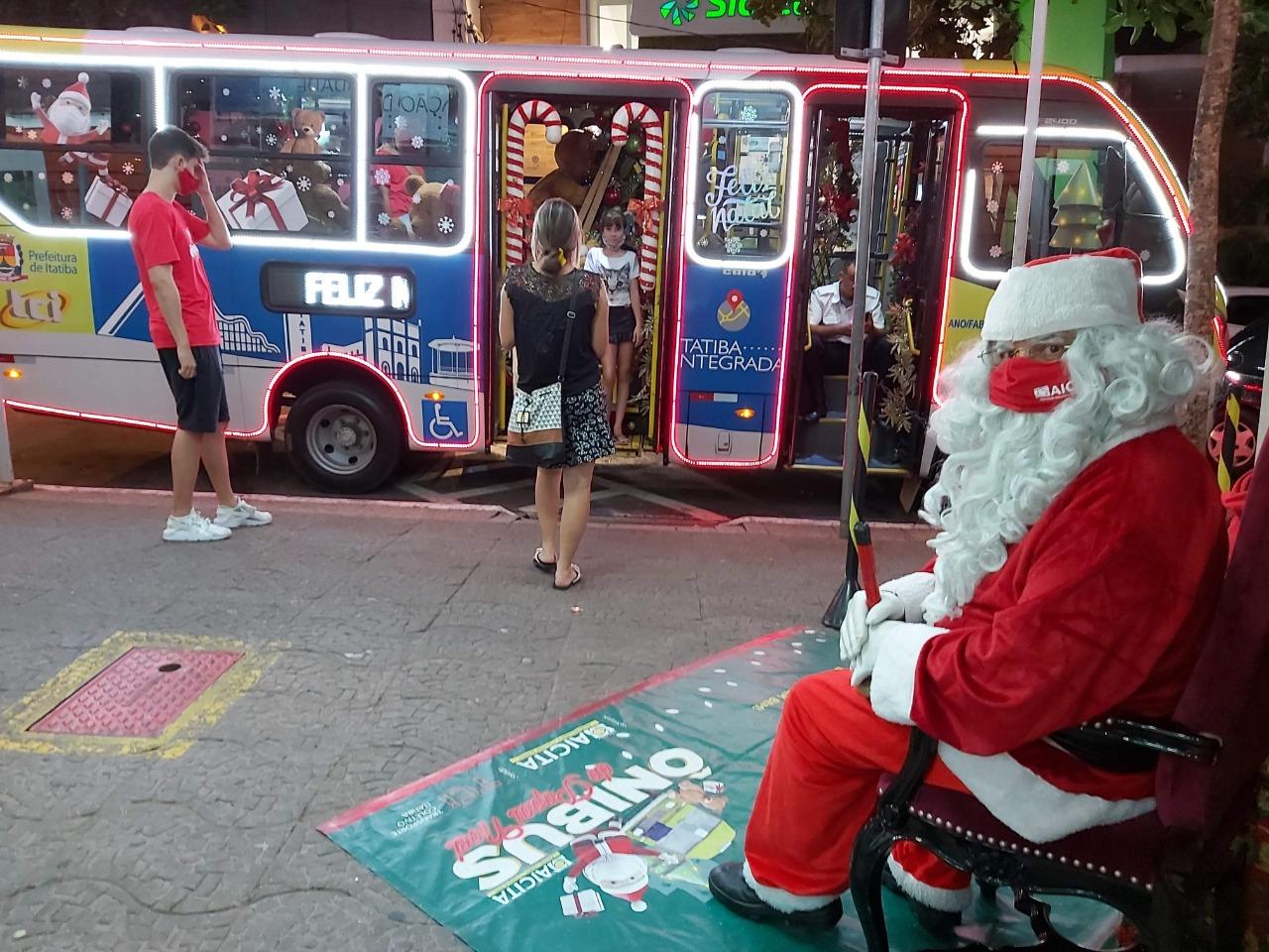 Mesmo em meio à pandemia, Ônibus do Papai Noel alegra Natal itatibense