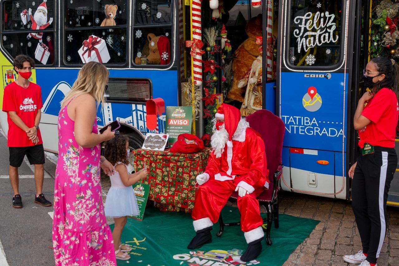 Ônibus do Papai Noel continuará circulando pelo município durante o final de semana