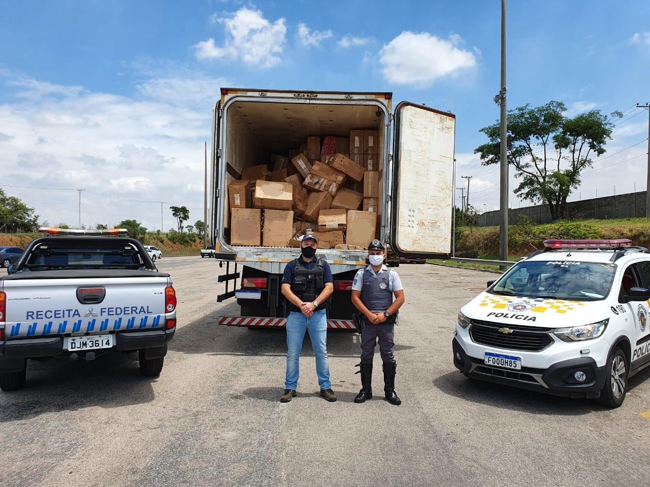 Receita Federal e PRE apreendem dois caminhões e milhares de maços de cigarros
