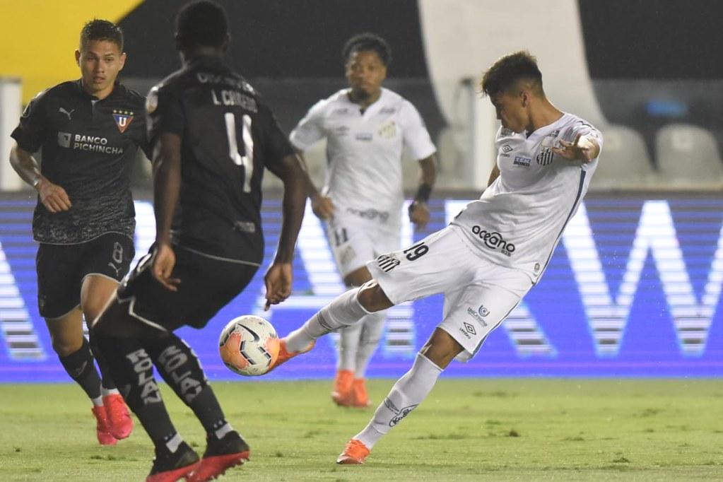 Santos perde para a LDU na Vila, mas avança às quartas de final da Libertadores