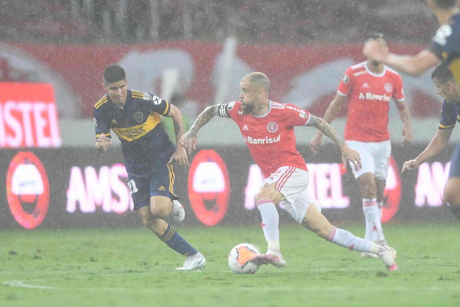 Tévez marca, homenageia Maradona e Boca sai na frente do Inter na Libertadores