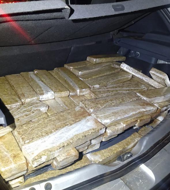 Polícia Rodoviária apreende 214 tijolos de maconha com casal