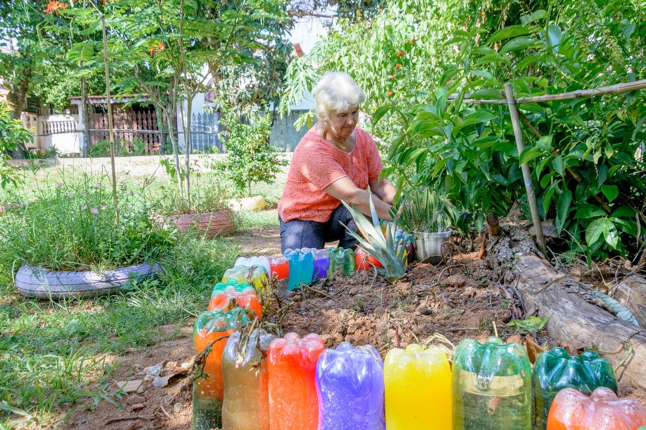 Garrafas PET e pneus viram material de decoração para jardins em Itatiba