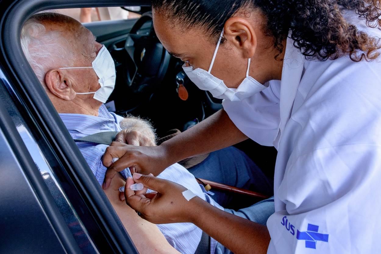 Mais de 270 idosos com mais de 90 anos são imunizados em ação do SUS
