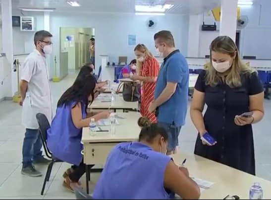 Mais de 550 doses da vacina são aplicadas em profissionais da Saúde no último sábado