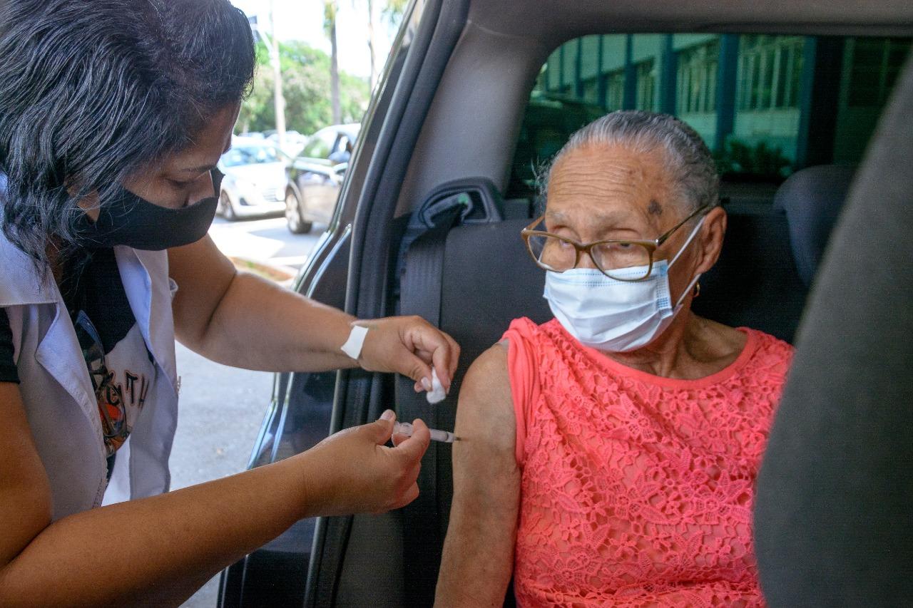 População com mais de 90 anos é vacinada em drive-thru no SUS