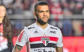 Com R$ 580 milhões de dívida, São Paulo busca recursos para manter Daniel Alves