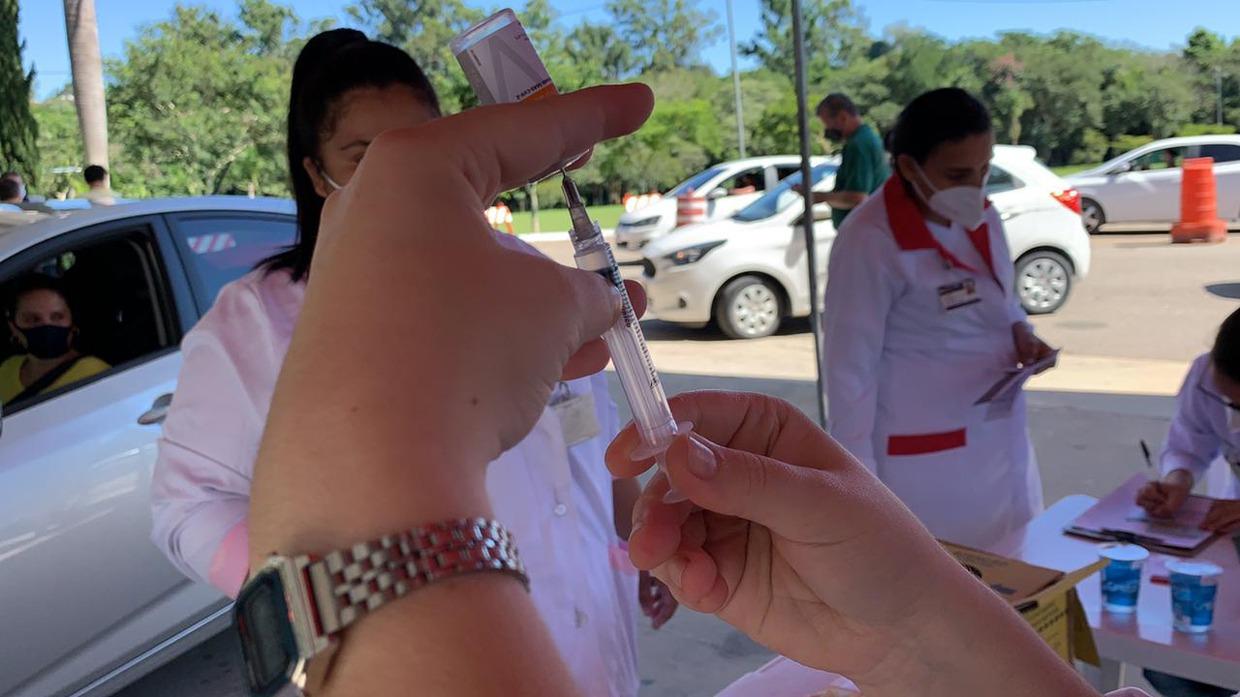 Mais de 1,8 mil idosos são imunizados contra a covid-19 em ação no Parque Luís Latorre