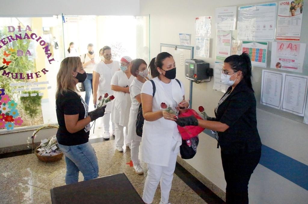 Mais de 600 rosas, livros e mensagens são entregues a mulheres da área da saúde