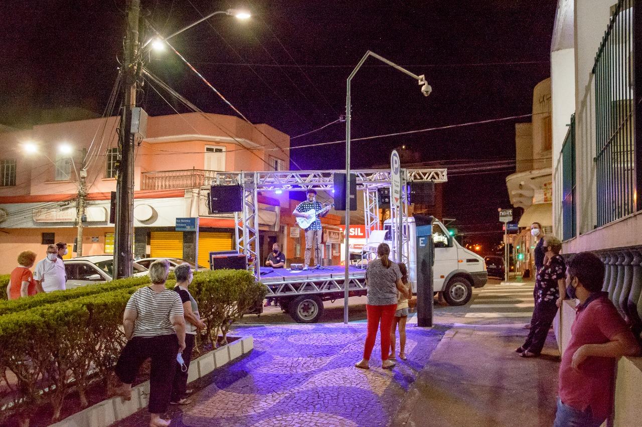 Serenata movimenta início da noite com cantores da cidade