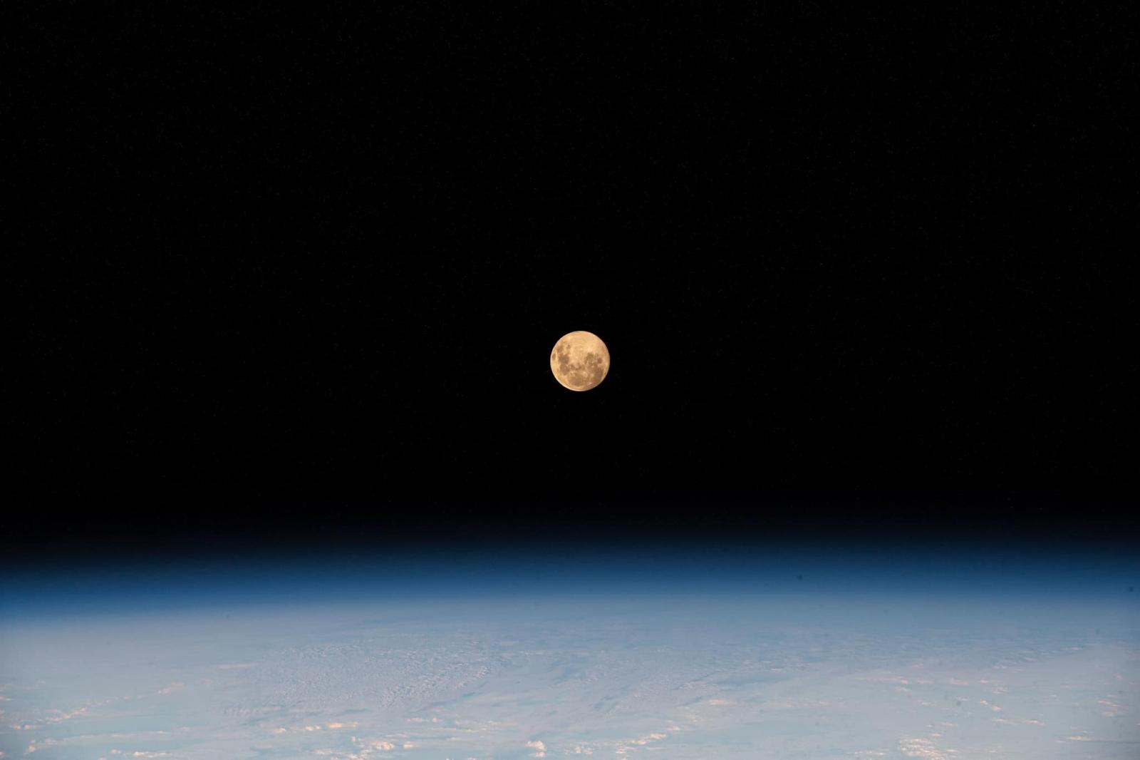 A “Super Lua” acima do Oceano Índico