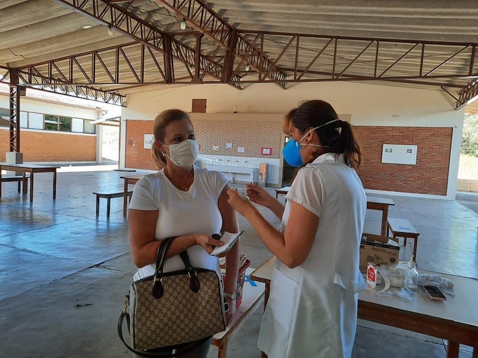 Em Morungaba, mais de cem profissionais da Educação recebem primeira dose da vacina anti-covid