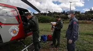 Helicóptero Águia ajuda no resgate de criança arremessada de carro em acidente