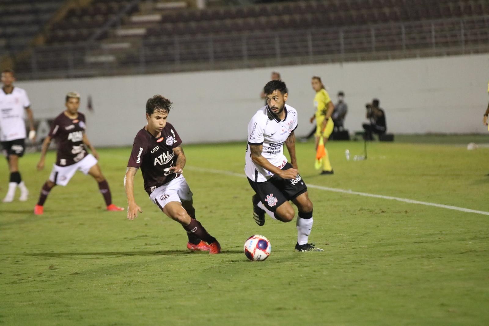 Luan 'acorda' no 1º tempo, mas Corinthians perde invencibilidade em Araraquara