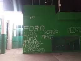 Muro do Palmeiras é pichado com cobranças a Abel Ferreira, Galiotte e jogadores
