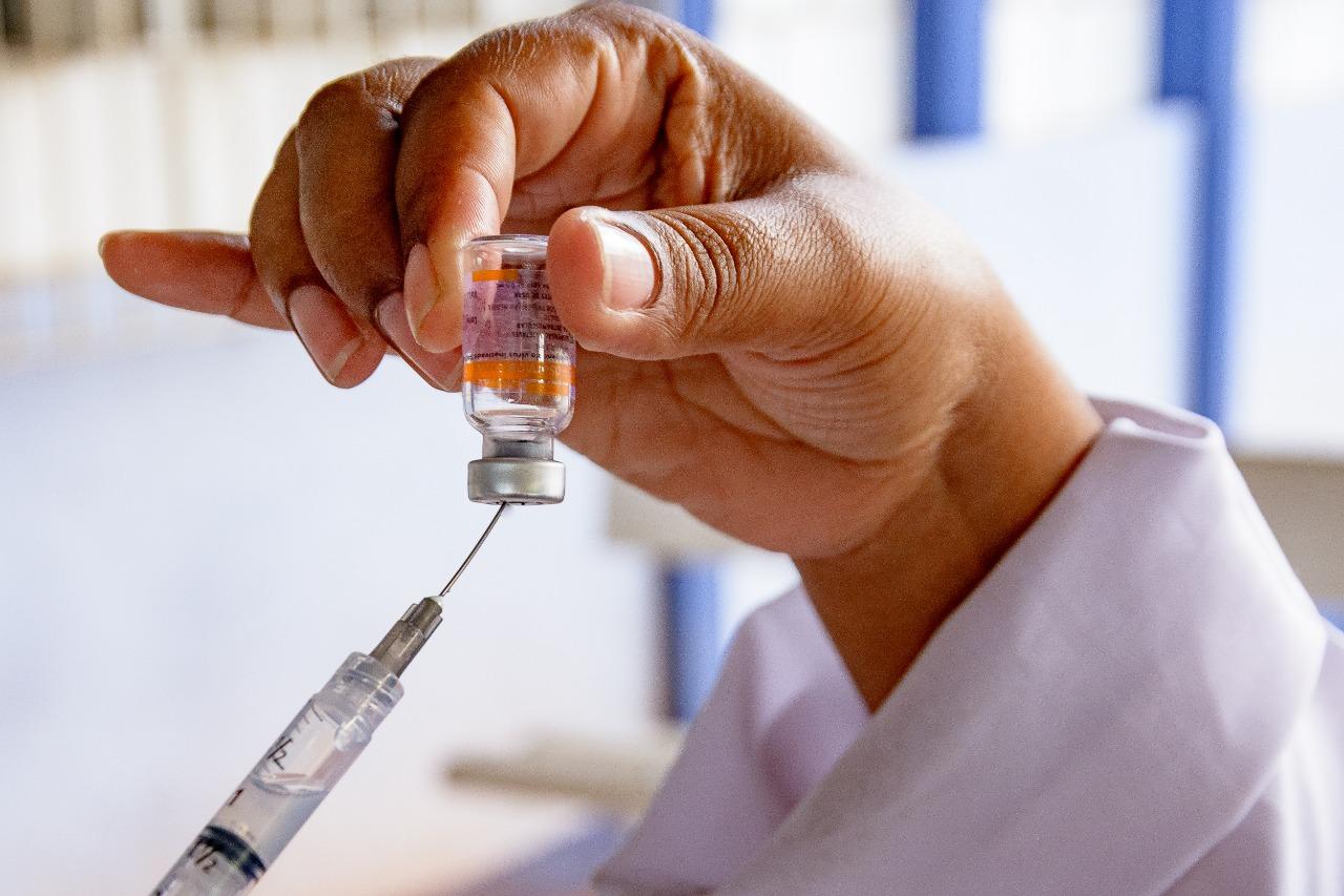 Nascidos em 1953 continuarão sendo imunizados segunda-feira; caso de falsa aplicação de vacina será apurado