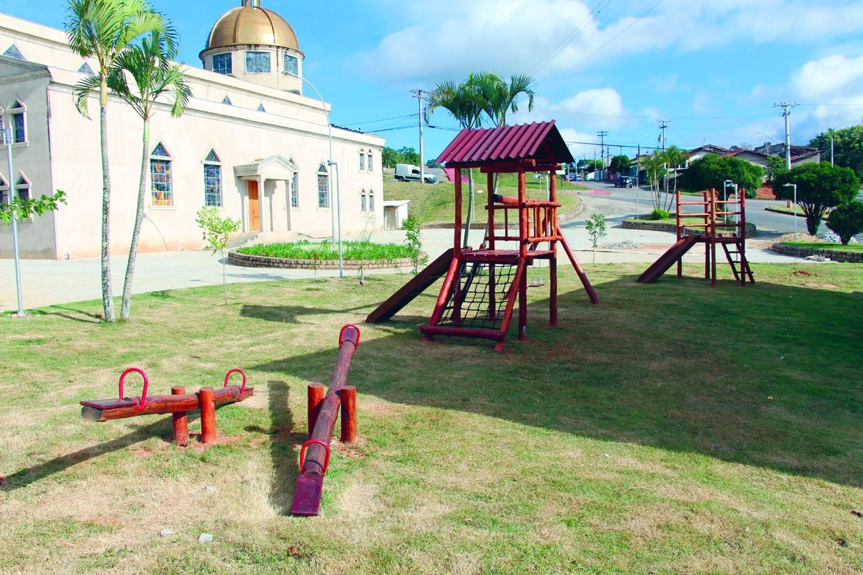 Prefeitura de Morungaba instala playground na Praça Vereador Luís Vieira