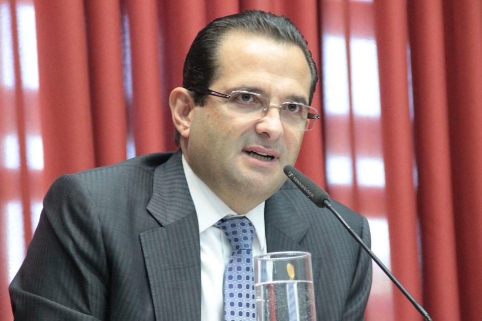 Proposta do deputado Edmir Chedid prevê punição para dono e profissional que realizar procedimento