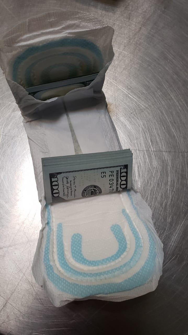 Receita Federal retém 347 mil dólares não declarados escondidos em absorventes e lenços de papel em Guarulhos