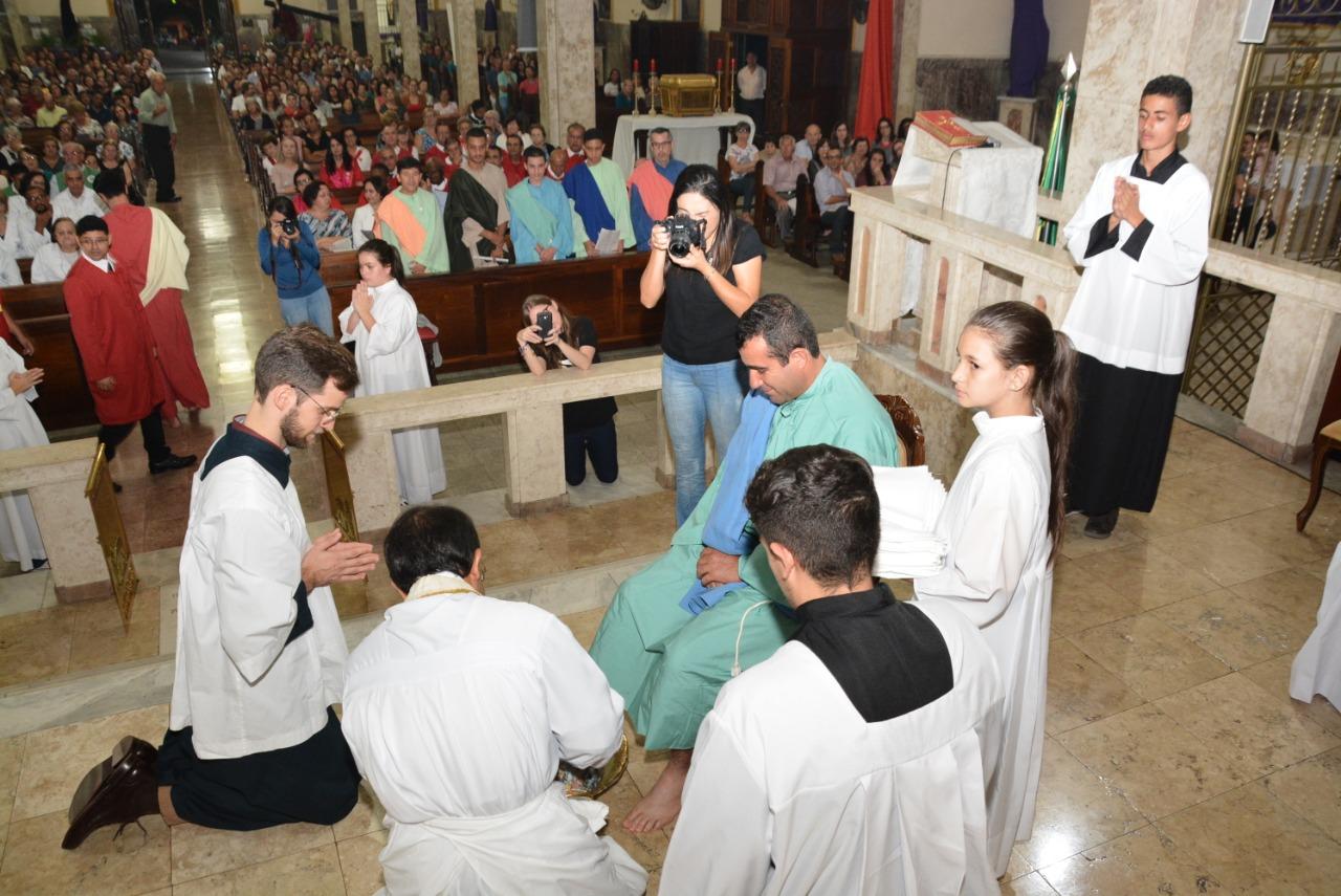 Sem lava-pés, paróquias celebram missas on-line