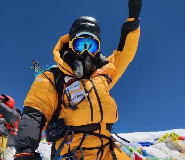 Brasileira faz história e torna-se a primeira latino-americana negra a chegar ao topo do Everest