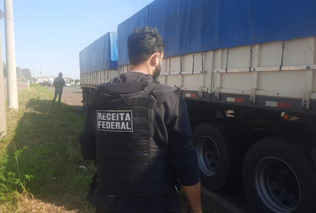 Receita Federal apreende duas carretas e 1,2 milhão de maços de cigarros em rodovia paulista