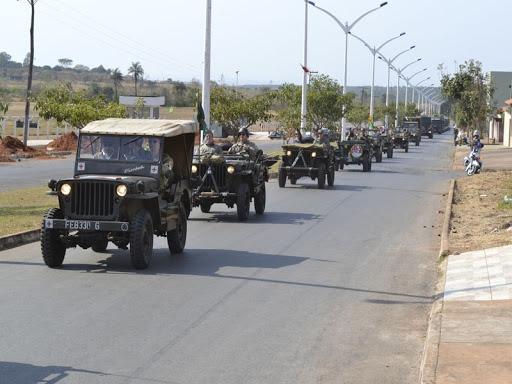 Vinhedo recebe comboio de viaturas militares antigas em comemoração ao fim da Segunda Guerra Mundial