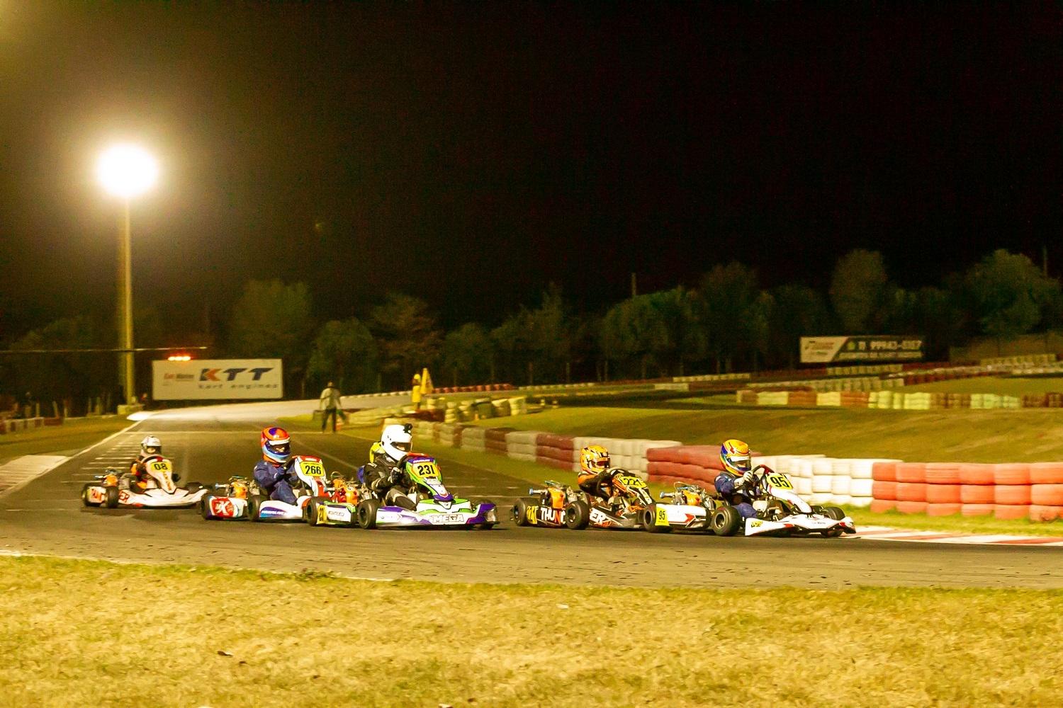 Frio e bons pegas dão o tom da 4ª etapa noturna da Copa F-Racers 2021 em Paulínia