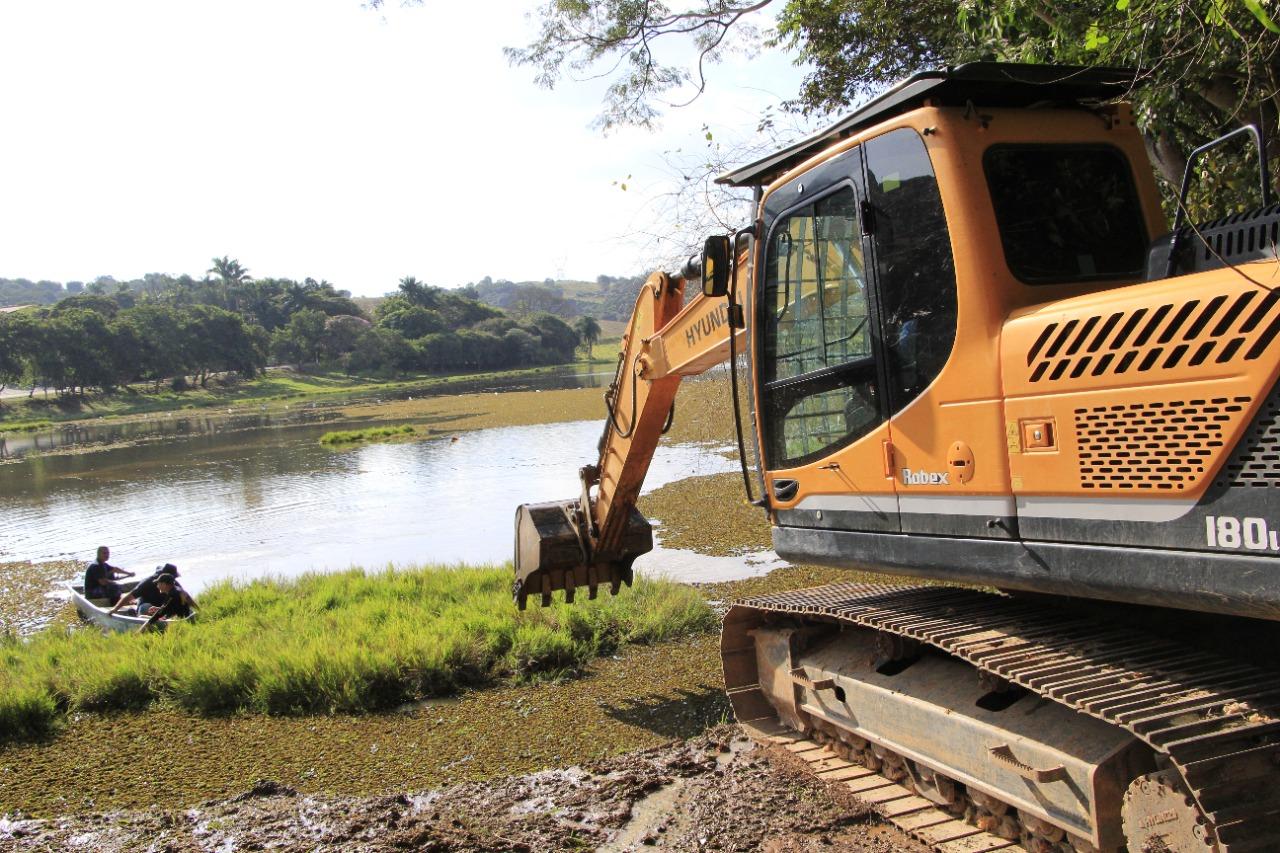 Limpeza no lago do Jardim Leonor irá desobstruir passagem da água