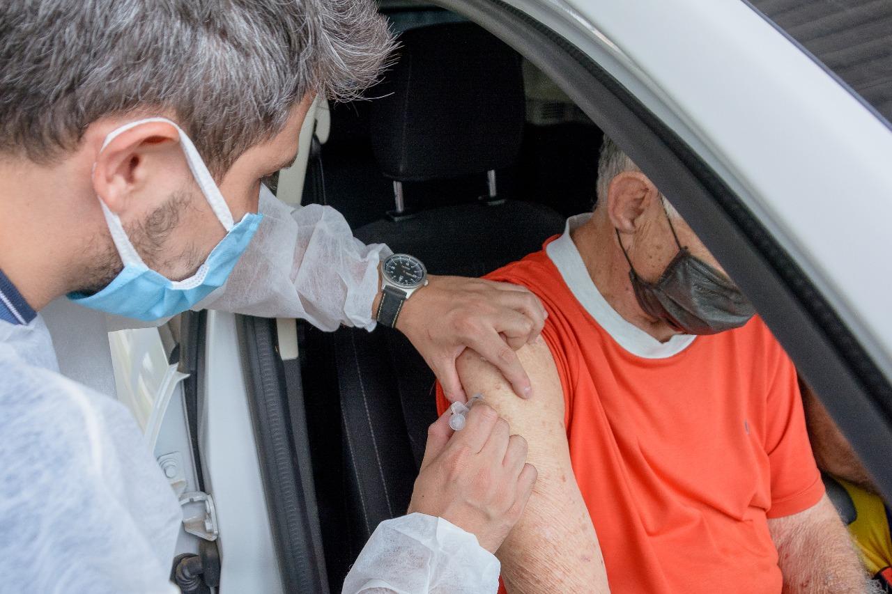 Mais de 2,5 mil pessoas são vacinadas contra a covid-19 no sábado