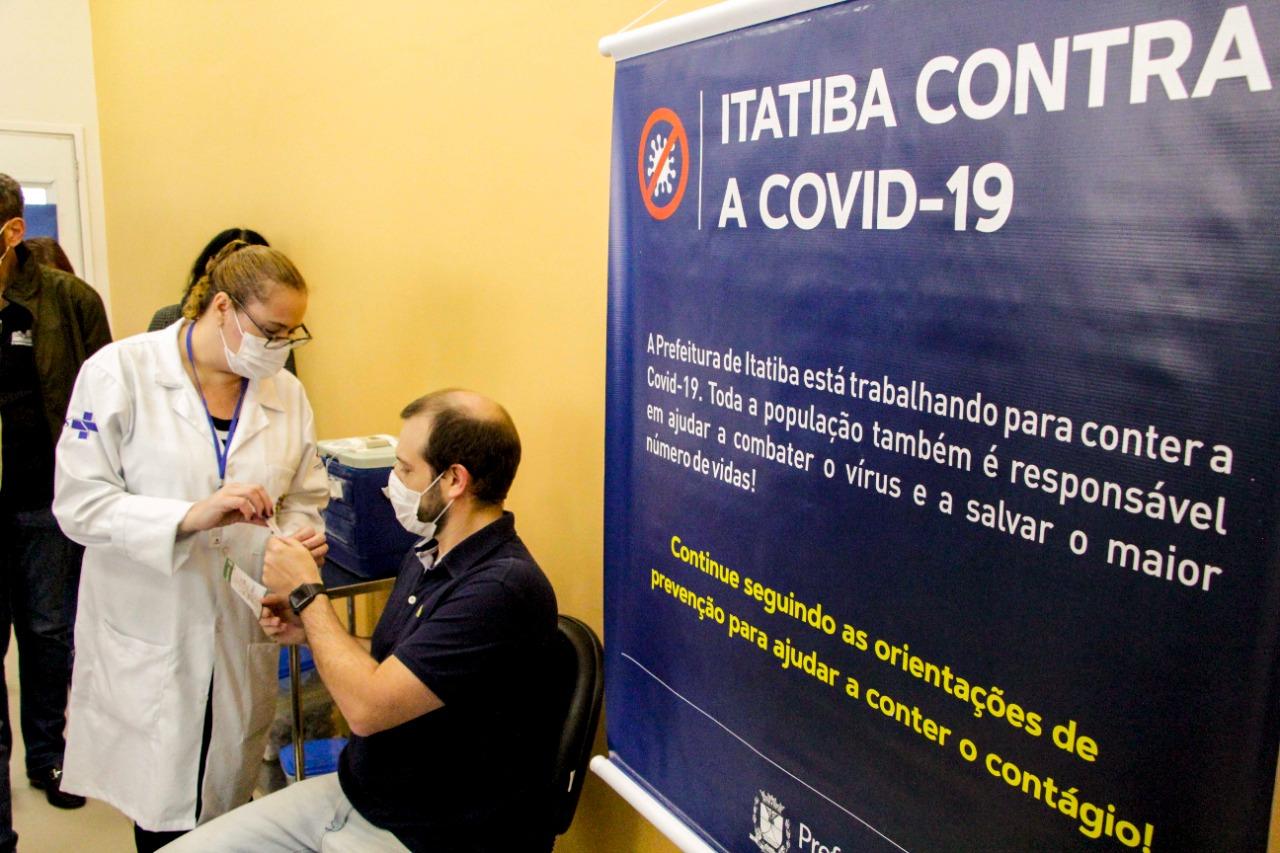 Pessoas com mais de 50 anos começam a ser vacinadas nesta quarta-feira
