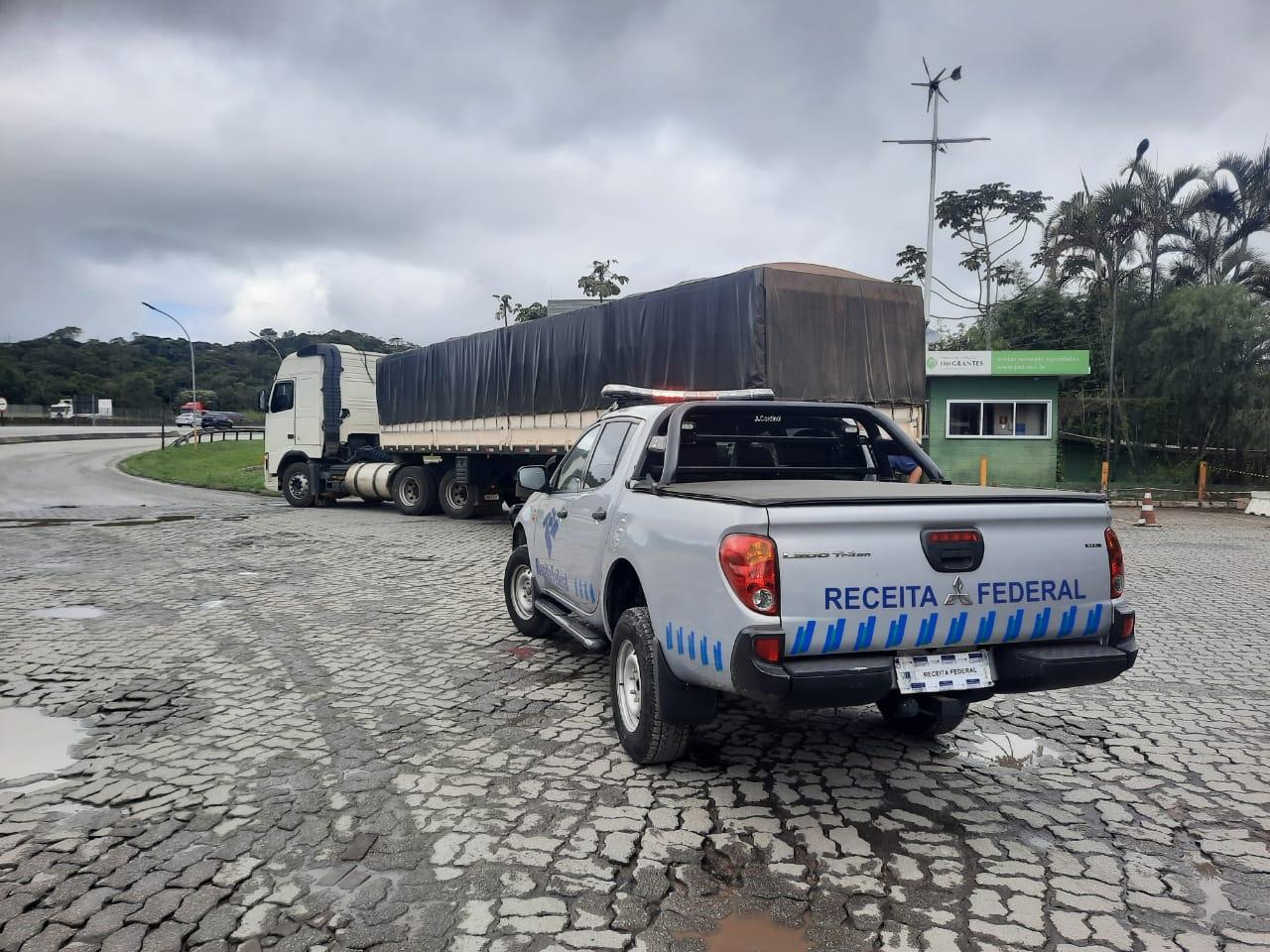 Receita Federal apreende carreta carregada com 450 mil maços de cigarros