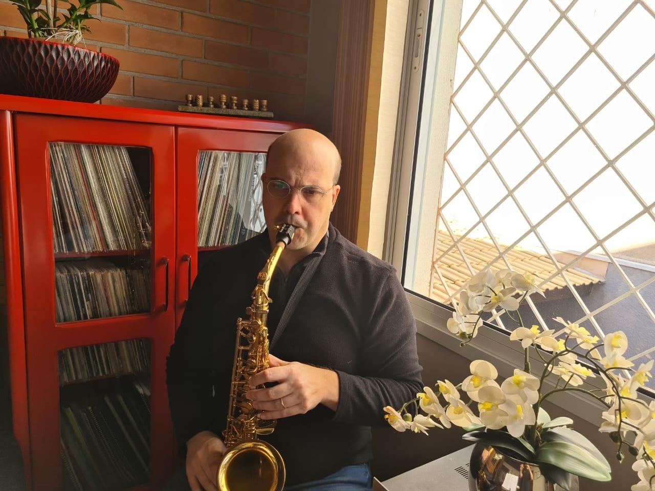 Saxofonista vence a Covid-19 com a ajuda da música