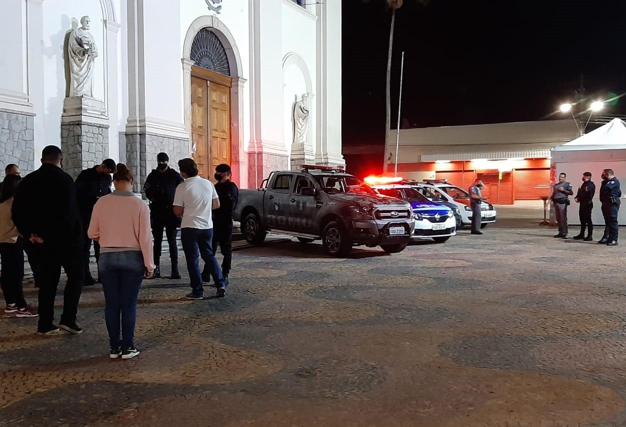 Sete estabelecimentos são multados em R$ 5 mil por promoverem aglomeração