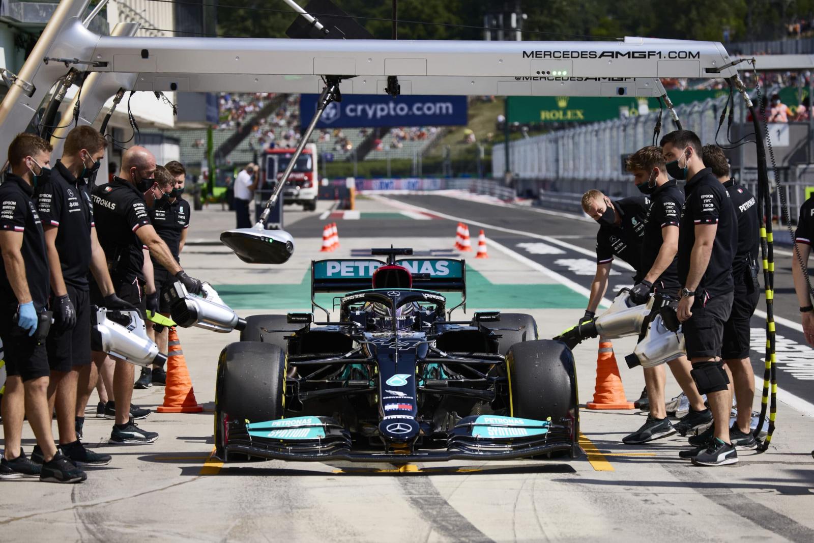 Hamilton faz pole e comanda dobradinha da Mercedes na Hungria; Verstappen em 3º