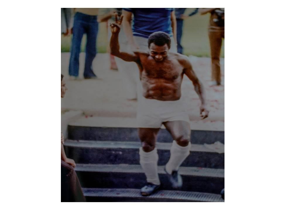 Pelé diz adeus à seleção brasileira e itatibenses ficam com a bola da memorável despedida