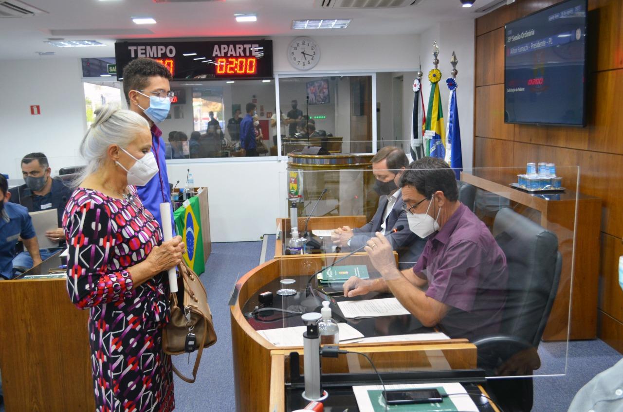 Câmara Municipal é reaberta ao público, que acompanha a aprovação de quatro projetos