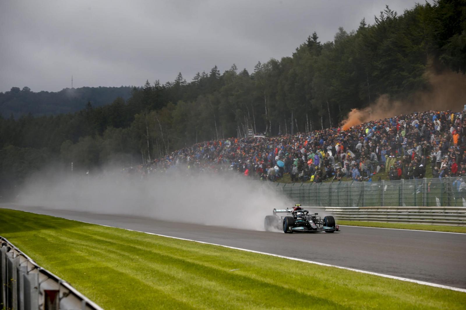 Com chuva e forte batida de Norris, Verstappen crava a pole no GP da Bélgica