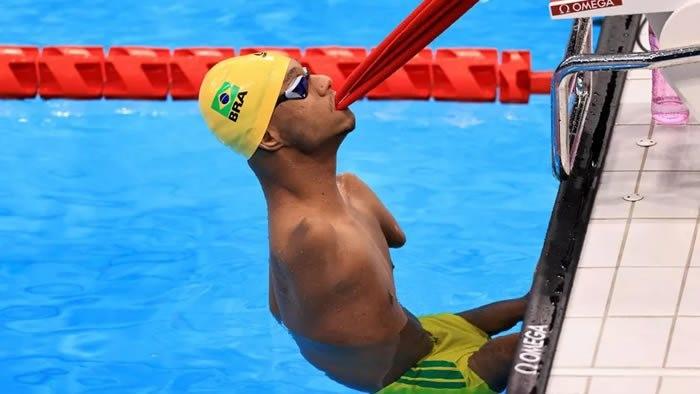 Gabriel Araújo domina, vence prova dos 200m livre na Paralimpíada e ganha o ouro
